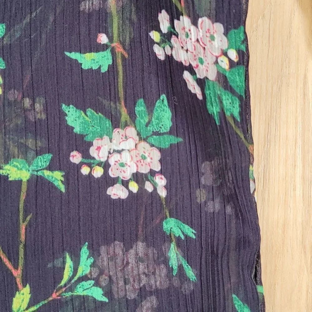 🔸️Liz Claiborne Black Floral Print Semi Sheer Top Small - Picture 8 of 11